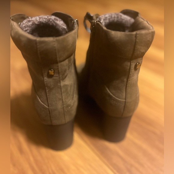 Block ankle boot with zipper on the side . - Picture 6 of 9